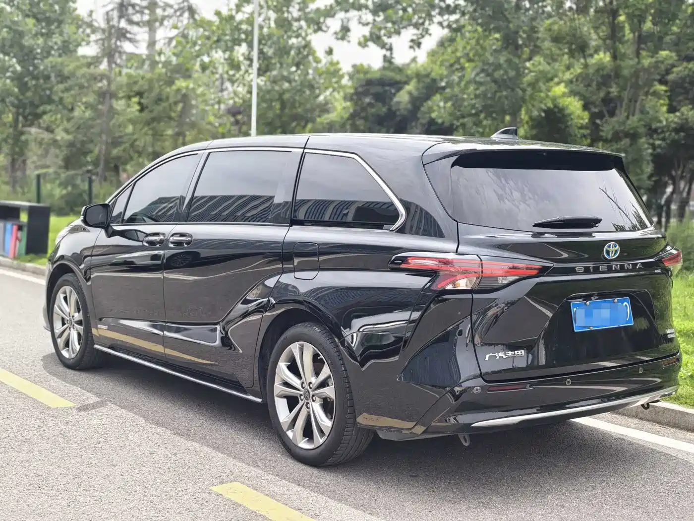 Toyota Sienna 2023 2.5L Hybrid Premium Edition фото 16