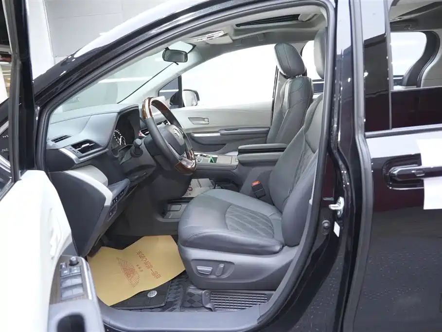 Toyota Sienna 2023 2.5L Hybrid Comfort Edition фото 12