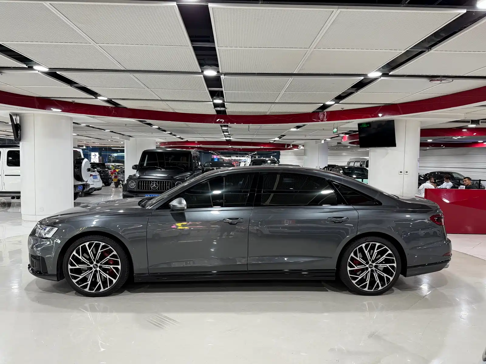 Фото 5 - Audi S8