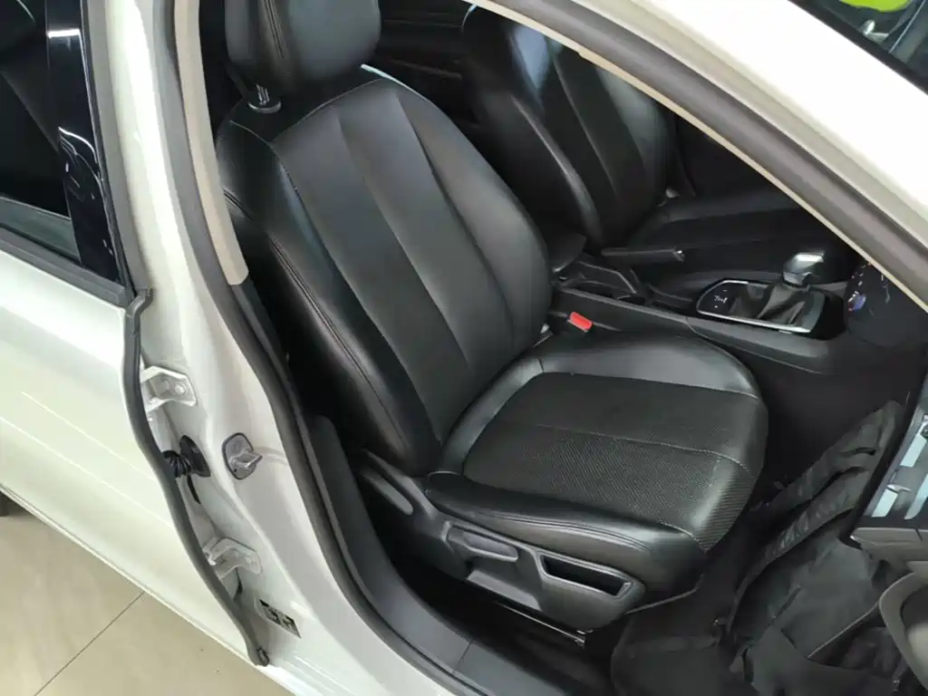 Photo 25 - Peugeot 408