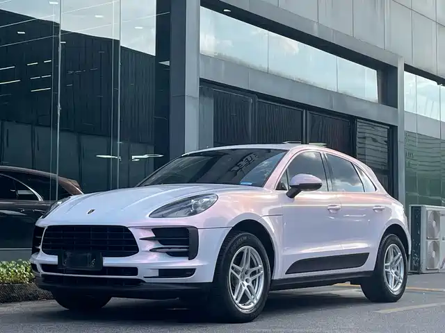 PORSCHE MACAN