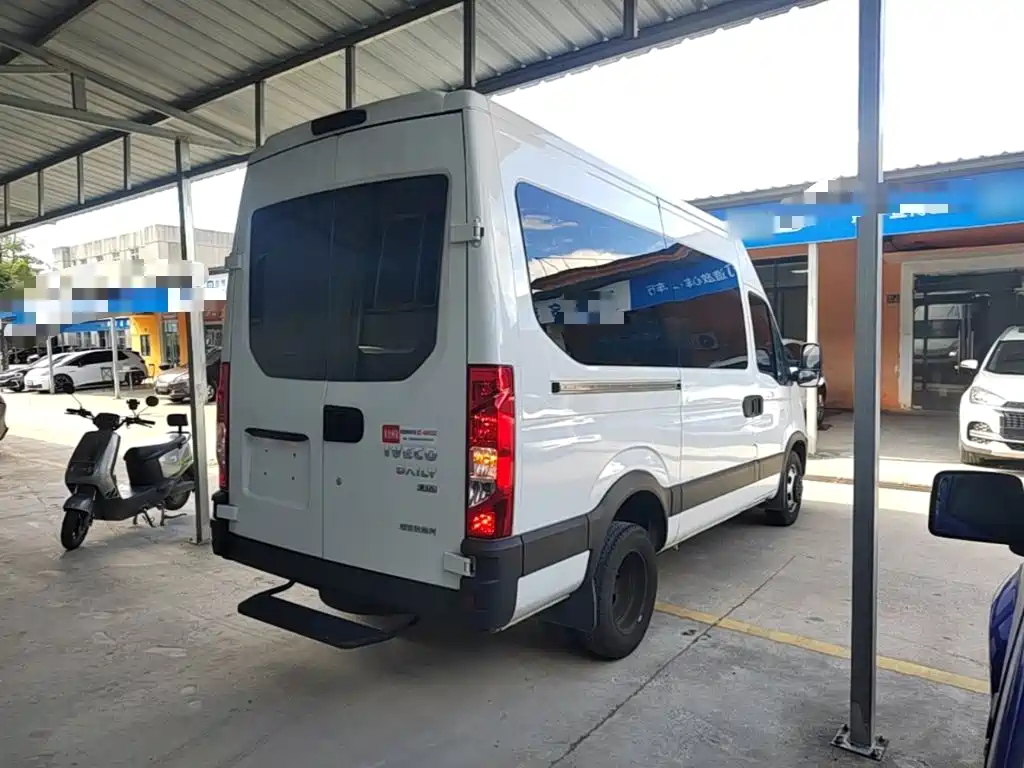Iveco Daily 2022 2021 2.0T Manual Chaorui Long Wheelbase Short Overhang High Roof Manual Door F1A