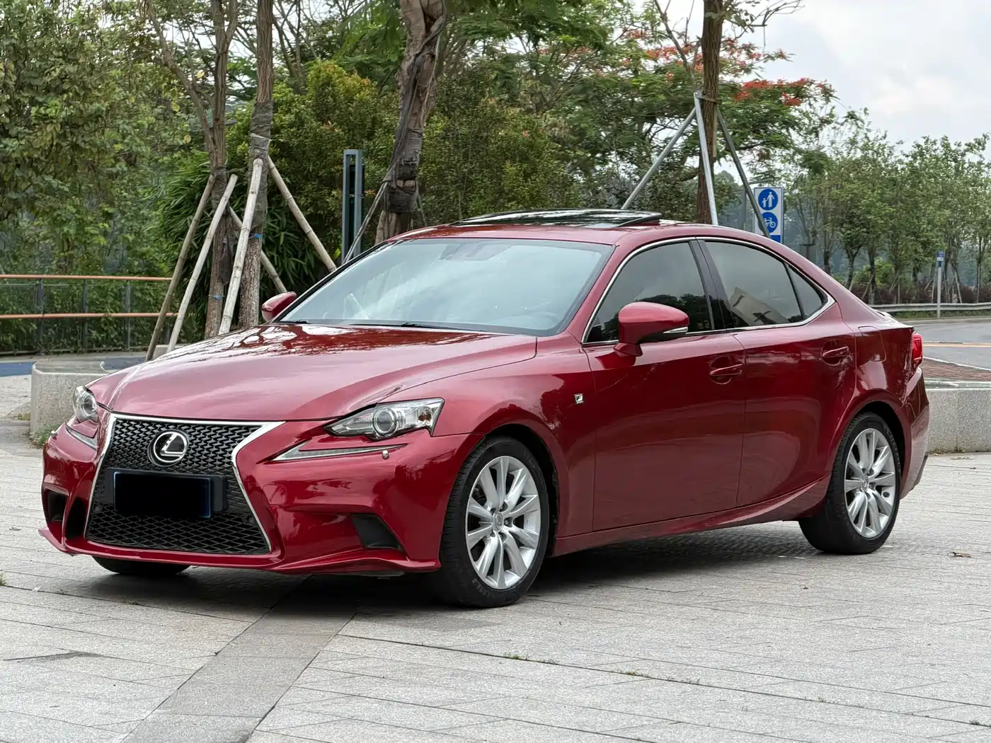 Фото 1 - Lexus IS