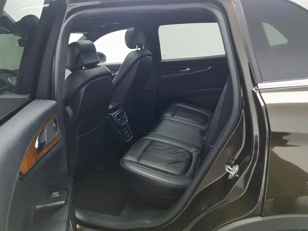 LINCOLN NAVIGATOR (IMPORT)