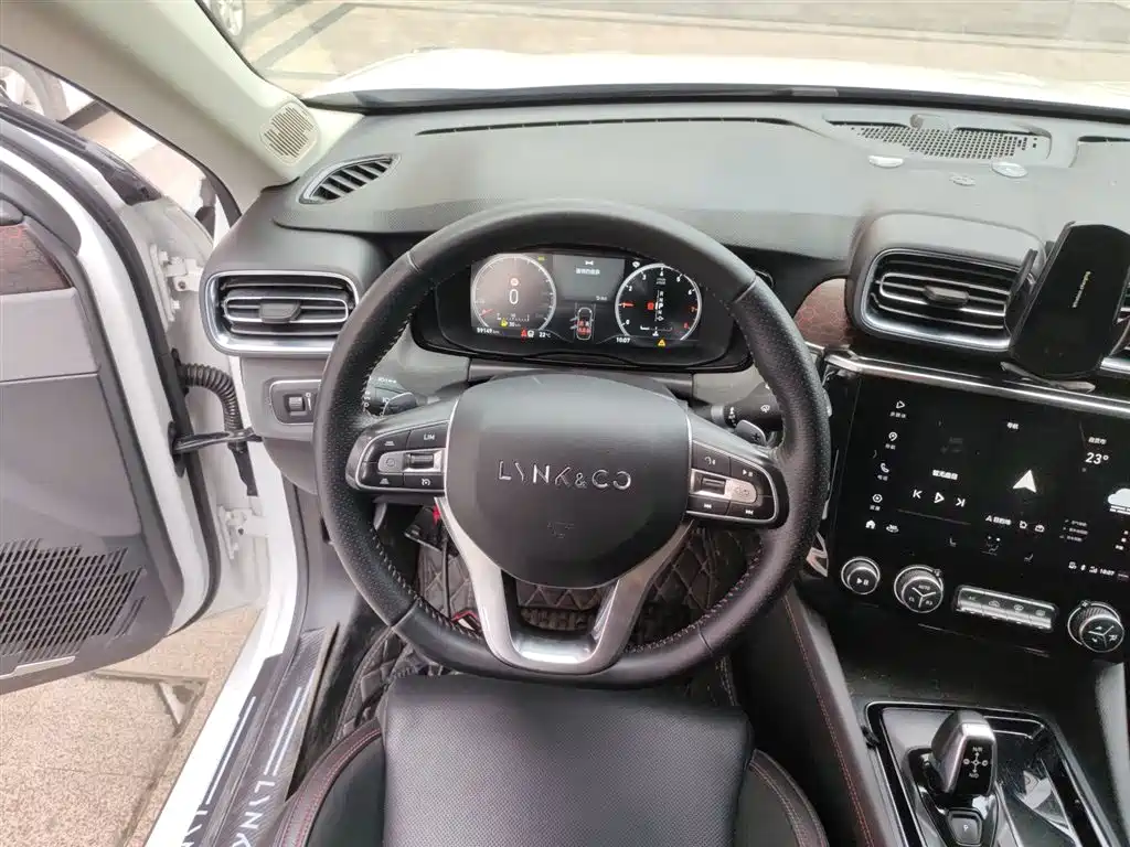 Lynk & Co 02 2018 1.5T DCT 2WD Power Pro Edition China V фото 7