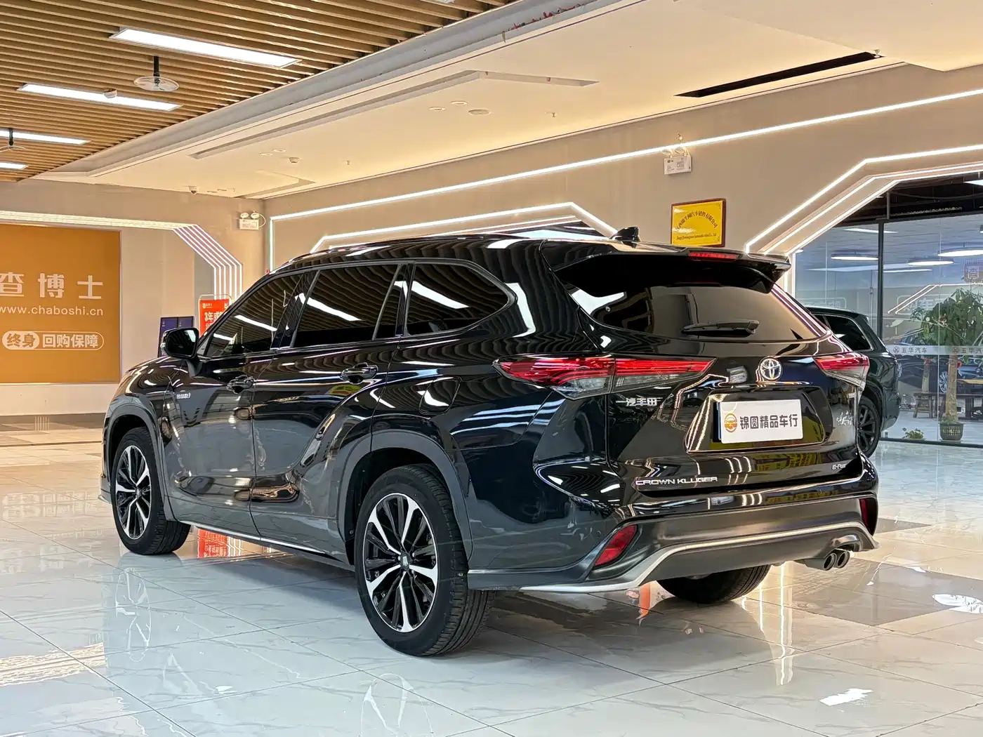 Toyota Crown Kluger 2023 2.5L HEV AWD Premium Edition фото 3