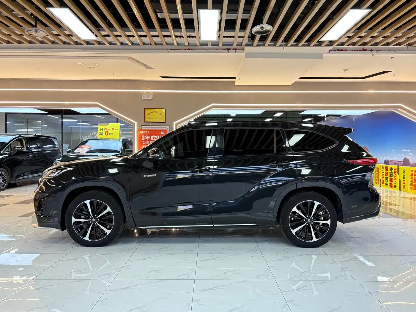 Toyota Crown Kluger 2023 2.5L HEV AWD Premium Edition фото 2
