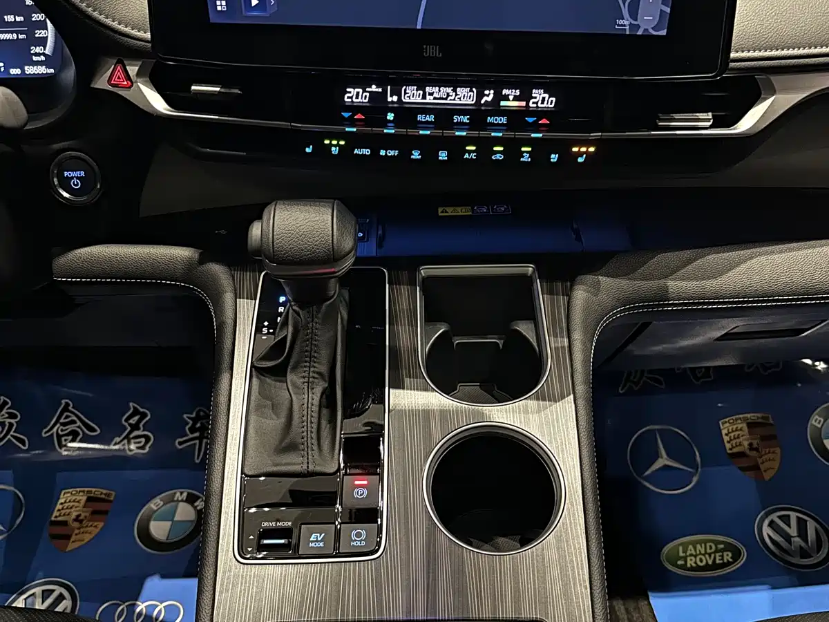 Toyota Granvia 2023 2022 Model Year 2.5L Hybrid Flagship Edition