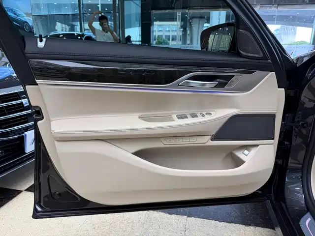 BMW 7 Series 2021 Model 740Li Leading Luxury Package — фото 5