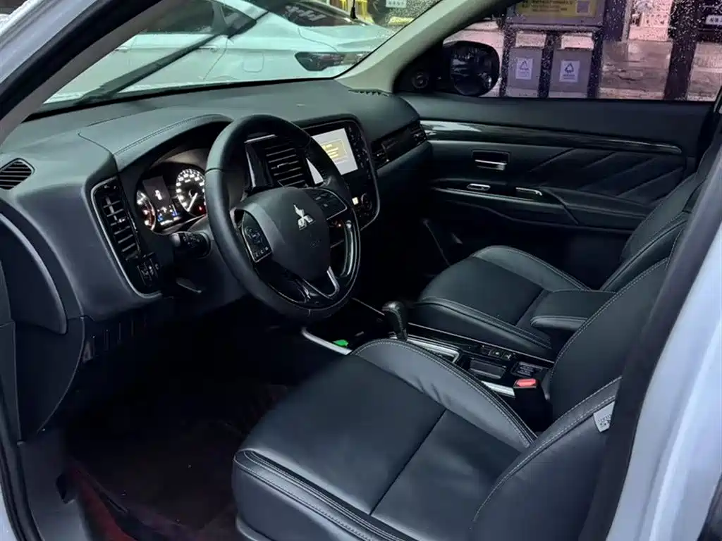 MITSUBISHI OUTLANDER