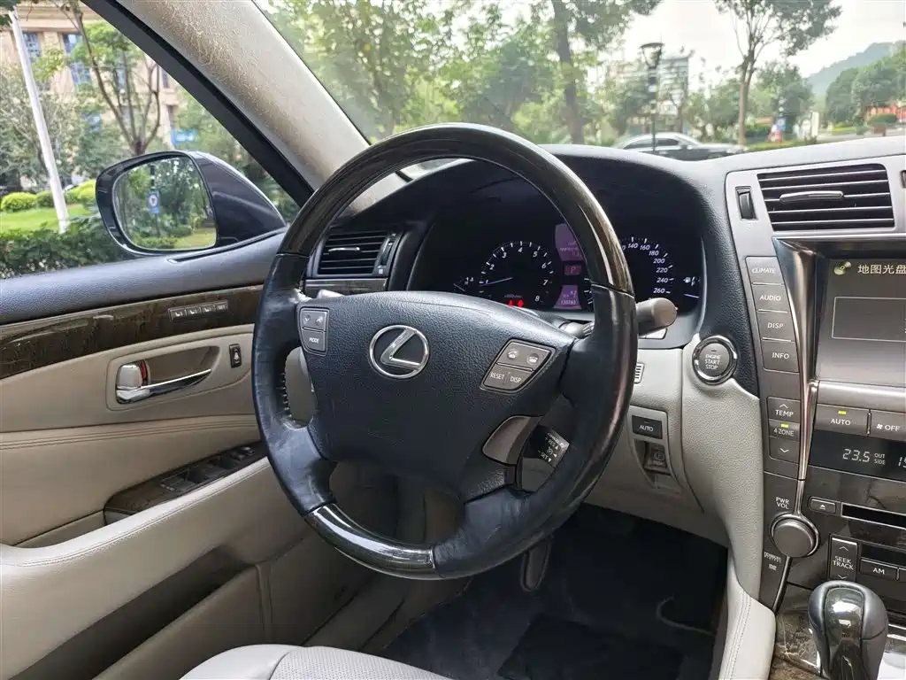 Lexus LS 2006 460L фото 10