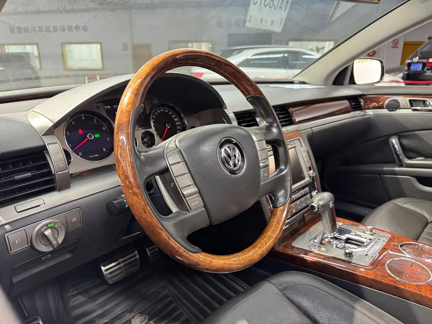 Volkswagen Phaeton 2011 2011 3.6L V6 5-Seater Extended Comfort