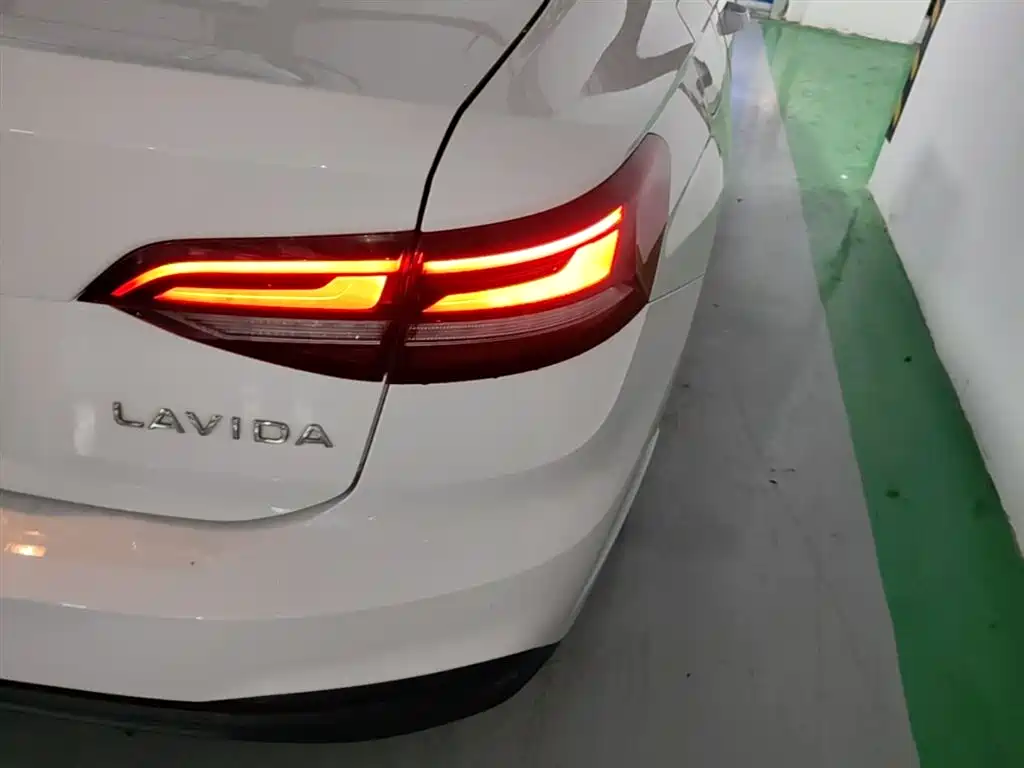Volkswagen Lavida 2023 Facelift 1.5L Auto Comfort Edition фото 8