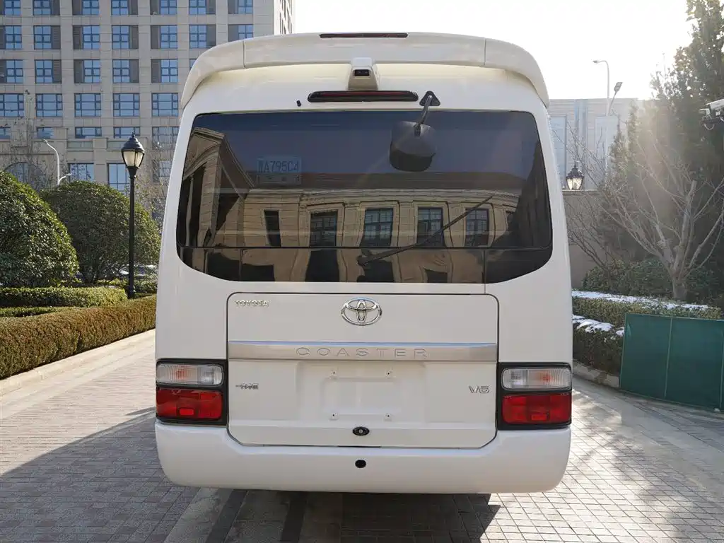 Toyota Coaster 2021 2019 4.0L Luxury Vehicle GRB53L-ZEMNK 23-seater with Armrests 9GR