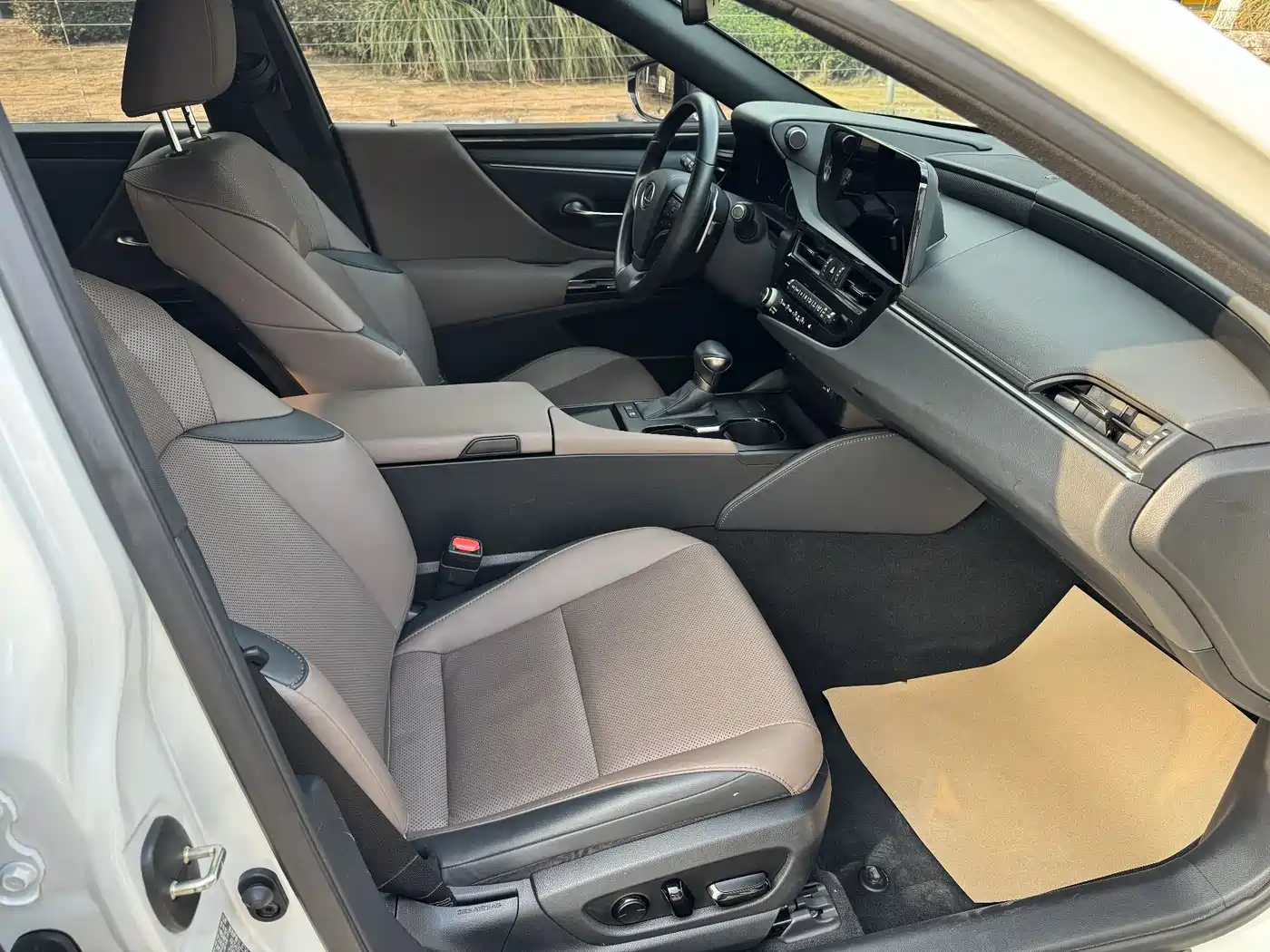 Lexus ES 2022 300h Excellence Edition фото 9