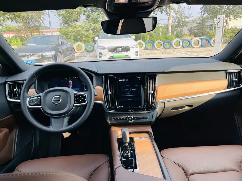 Volvo S90 2024 2024 B5 Momentum Luxury Edition
