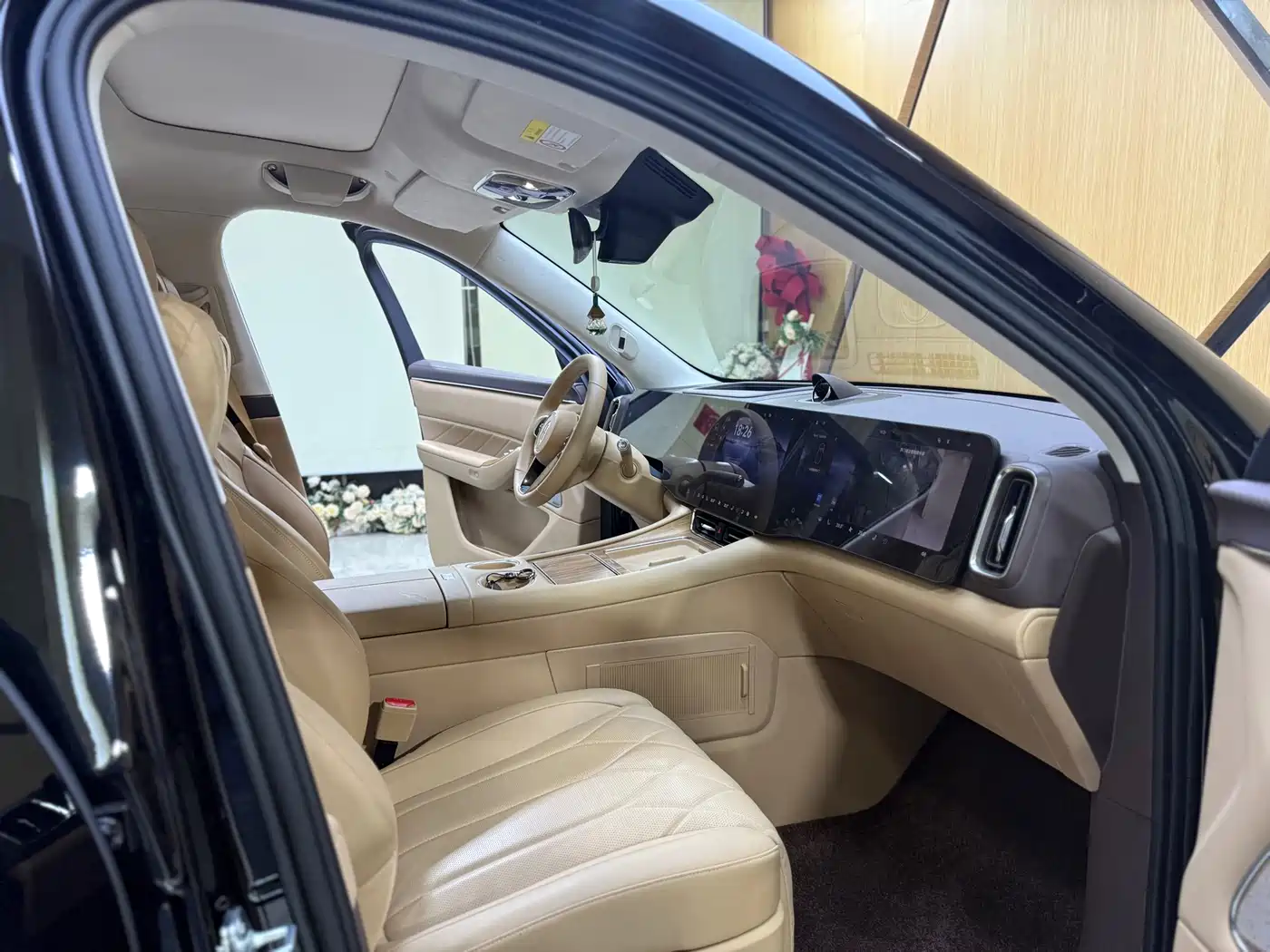 AITO Wenjie AITO M8 2025 Extended Range Ultra 53.4kWh 6-Seater фото 20