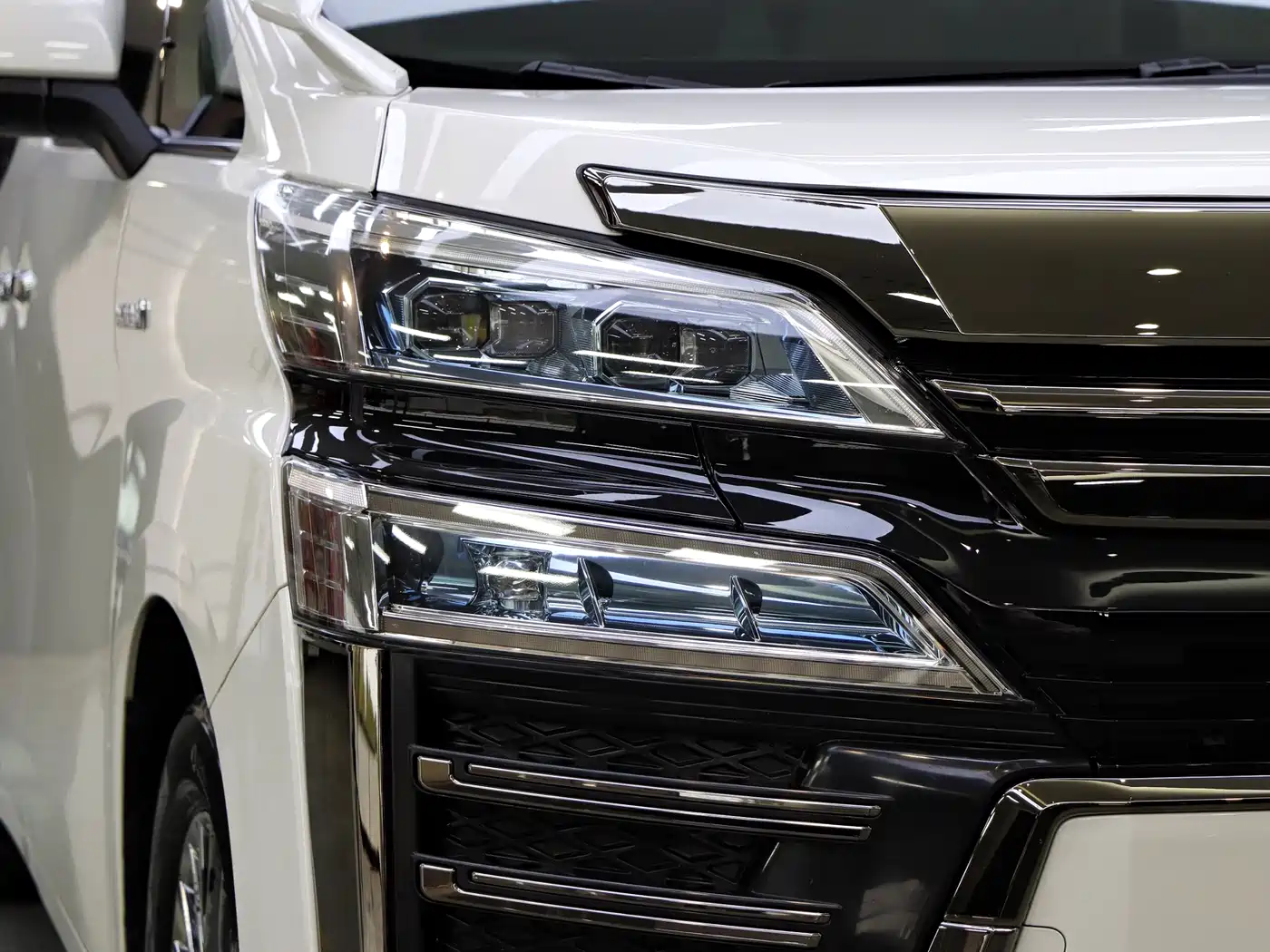 Toyota Vellfire 2019 Hybrid 2.5L HV Premium Edition фото 31