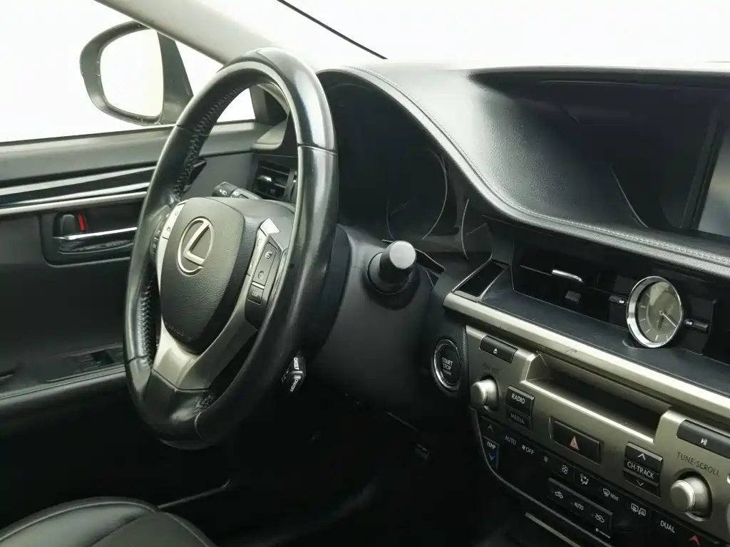 Photo 22 - Lexus ES