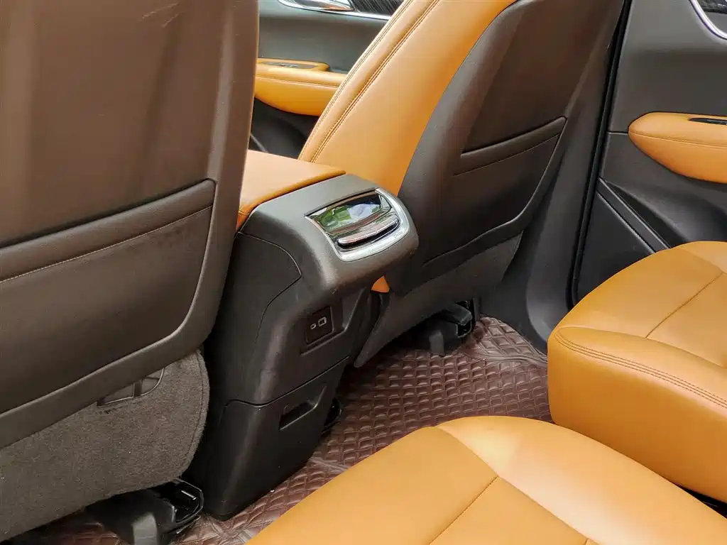 CADILLAC XT6