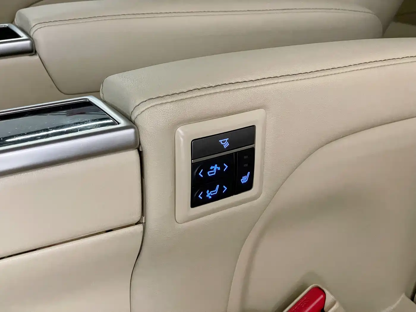 Toyota Alphard 2019 Hybrid 2.5L Luxury фото 28