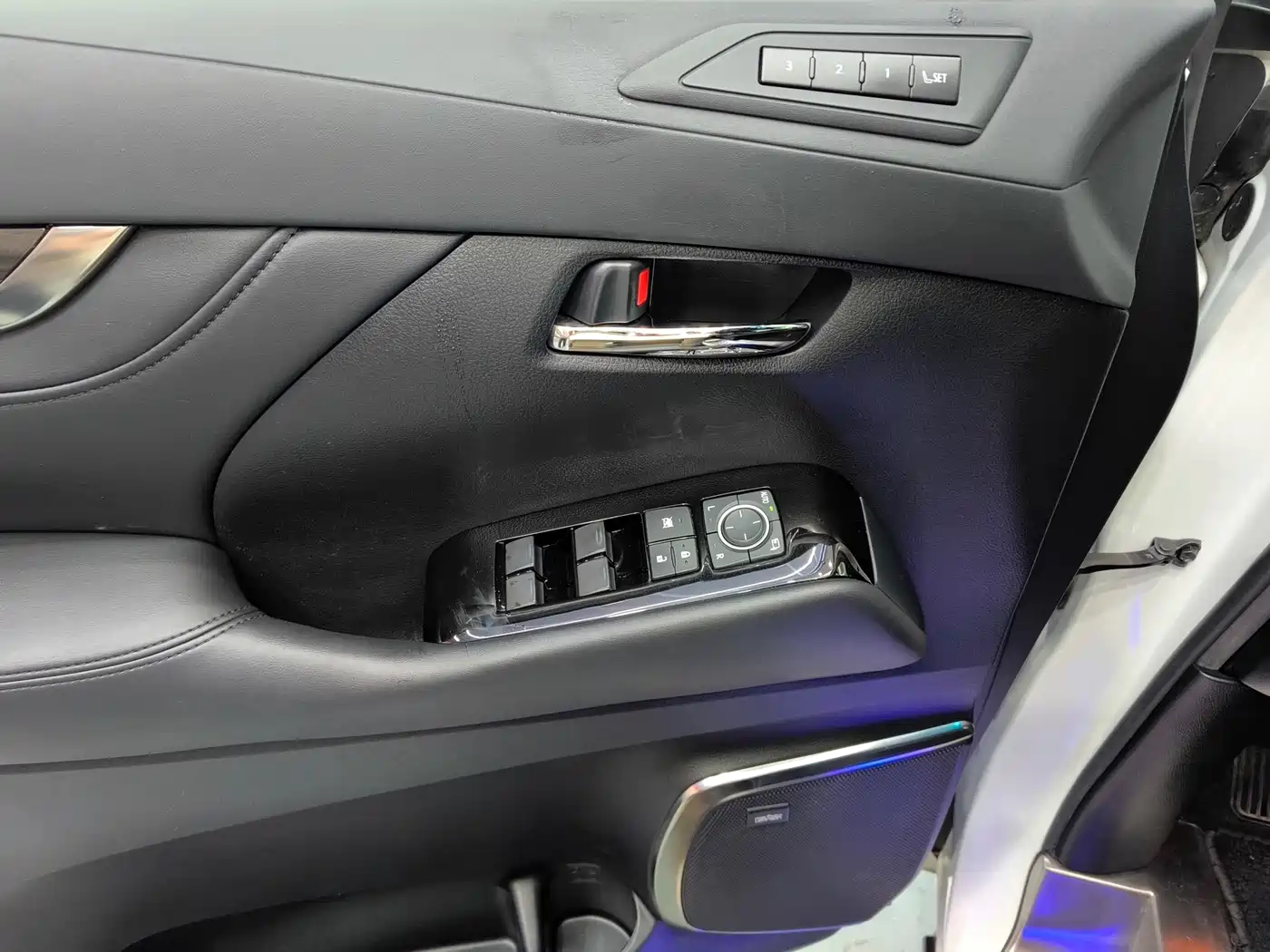 Lexus LM 2020 300h Seven-Seater Elegance Edition фото 25