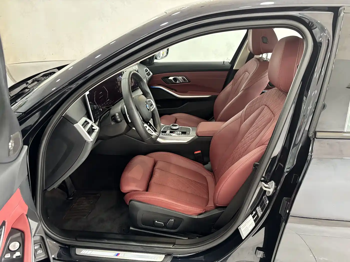 BMW 3 Series 2025 330Li M Sport Night Edition фото 13