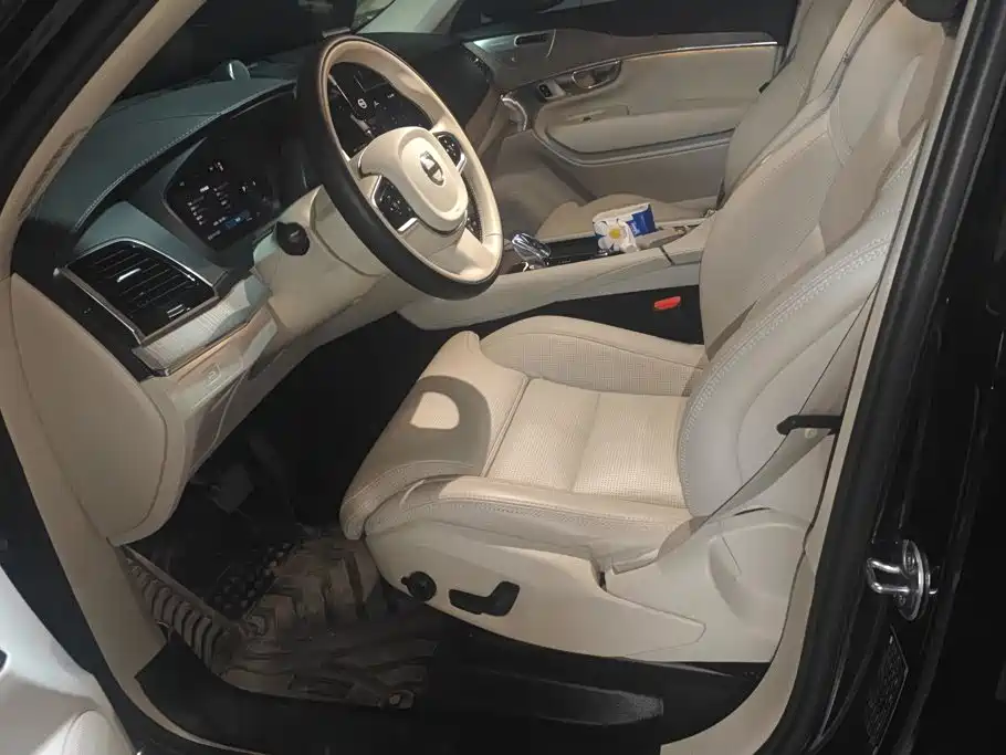 Фото 9 - Volvo XC90