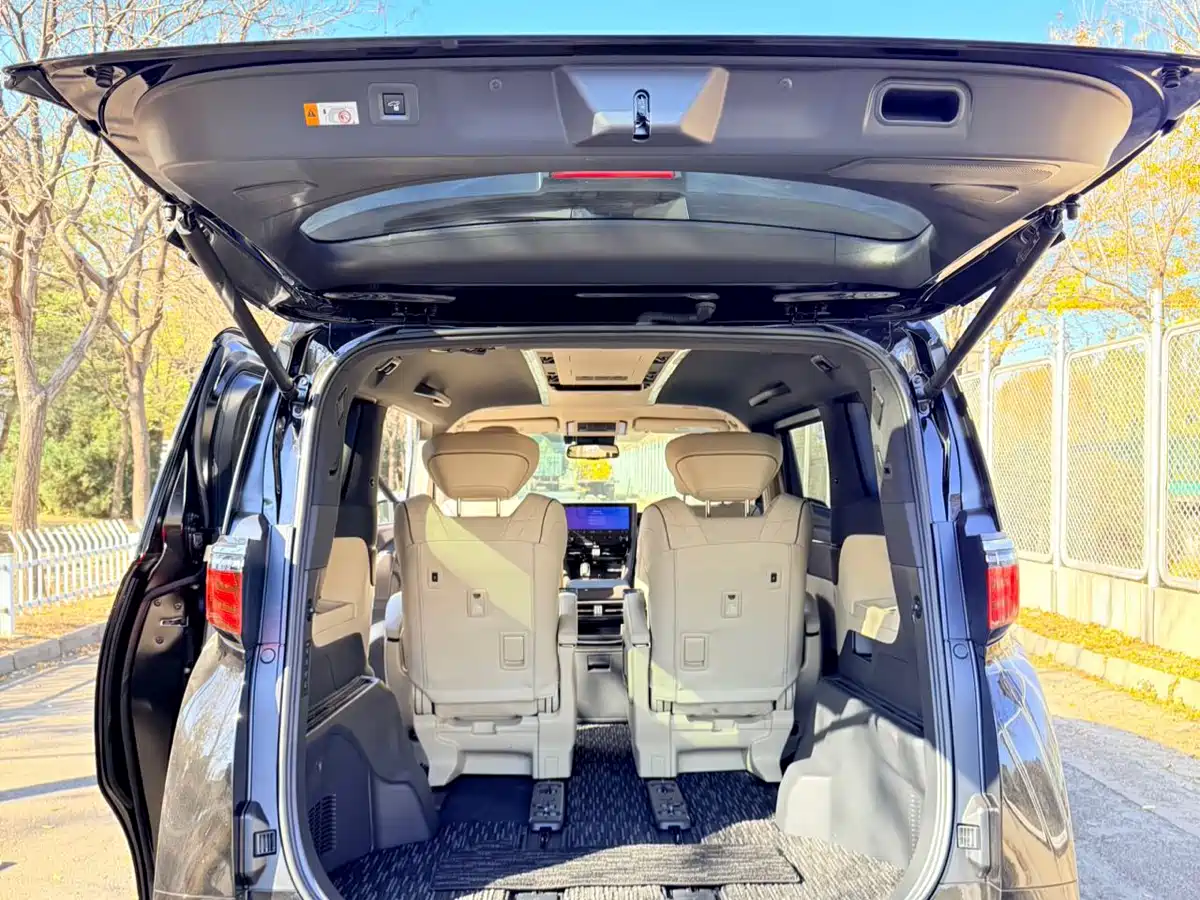 Toyota Alphard 2025 Hybrid 2.5L Ultimate Gold Edition фото 12