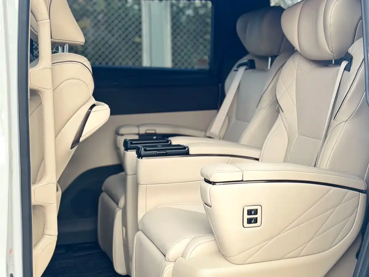 Toyota Alphard 2025 Hybrid 2.5L Ultimate Gold Edition фото 6