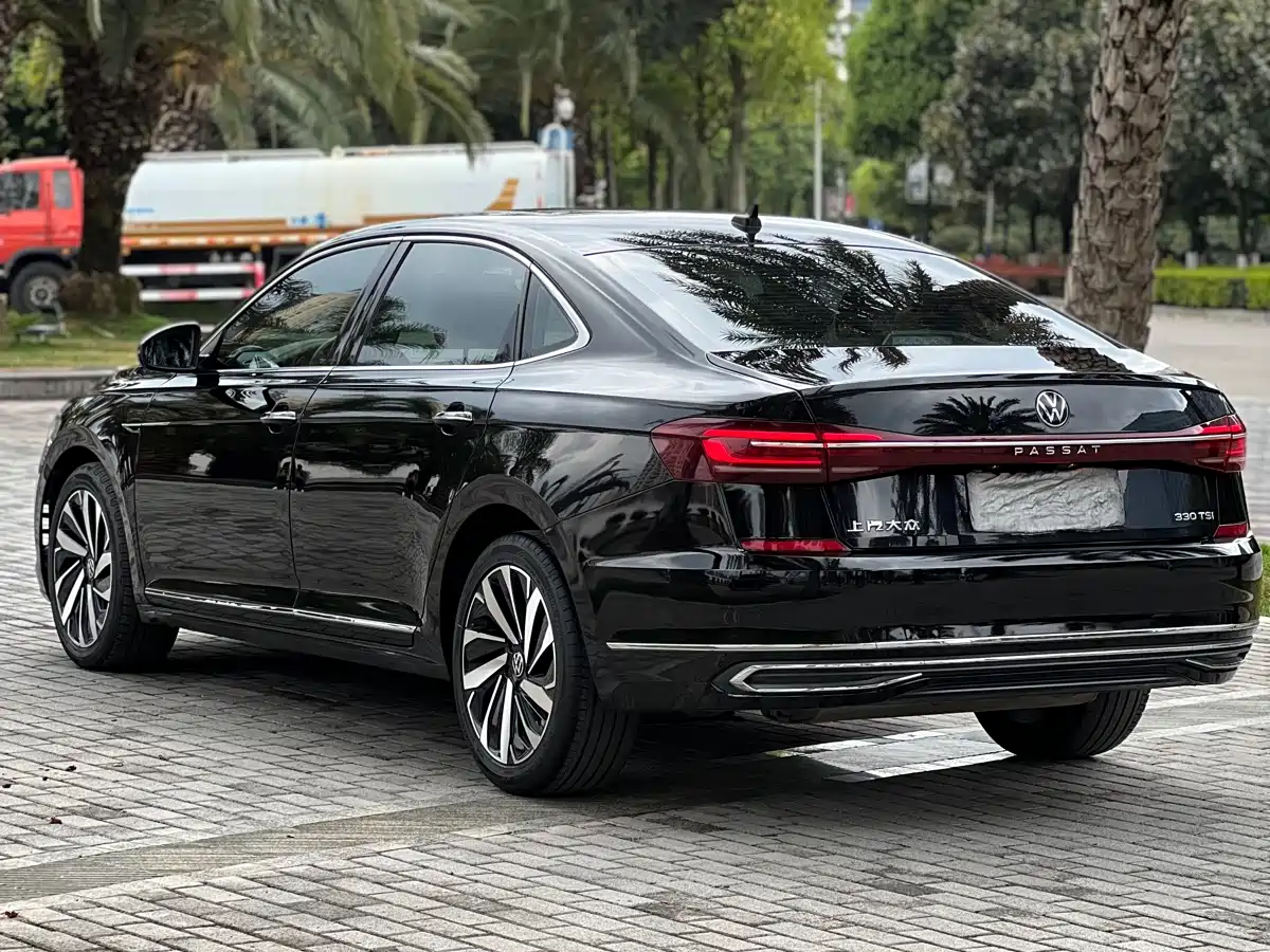 Volkswagen Passat 2022 330TSI Starlight Luxury Edition фото 9