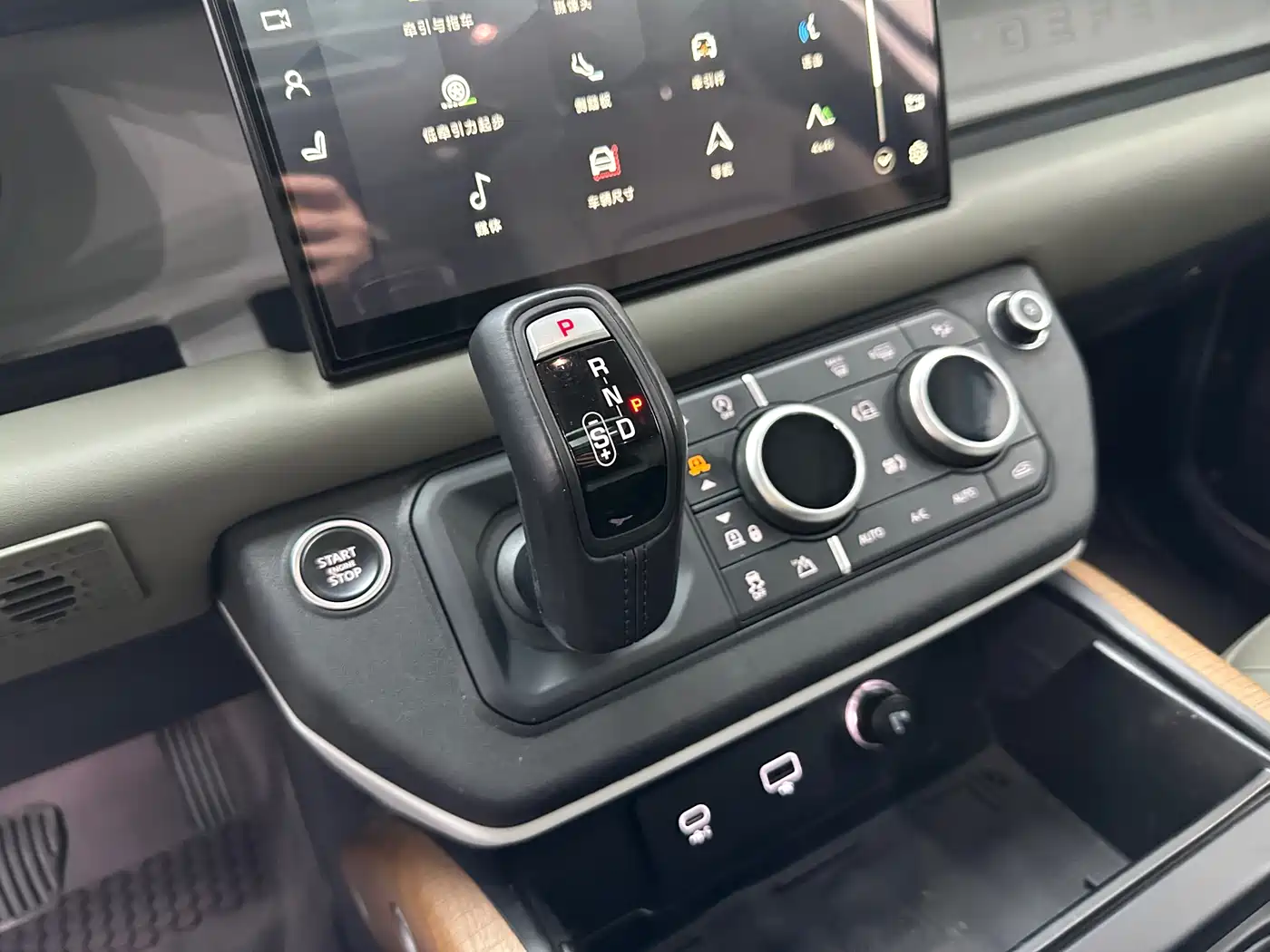 Land Rover Defender 2022 110 P400 Dark Special Edition фото 8