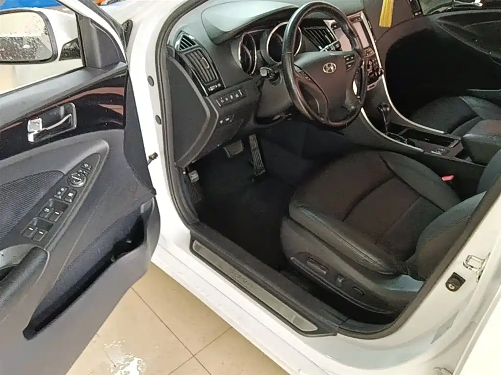 Hyundai Sonata 2014 2.0L Automatic Luxury фото 16