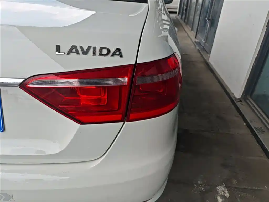 Volkswagen Lavida 2017 1.6L Automatic Comfort Edition фото 8