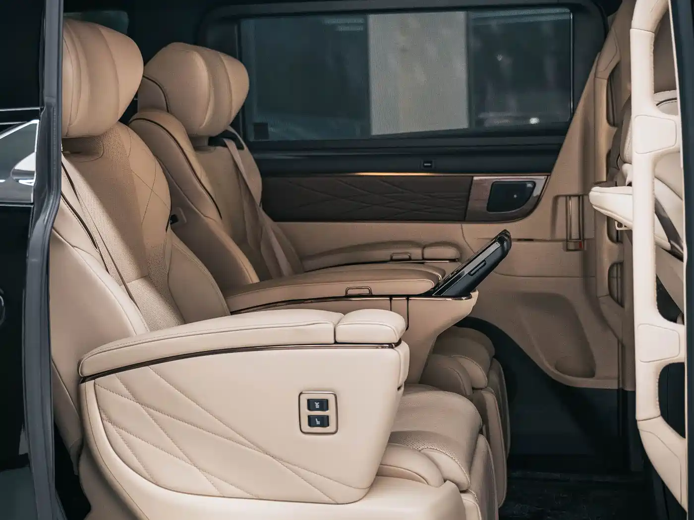 Toyota Alphard 2024 Hybrid 2.5L Ultimate Enjoyment Edition фото 9