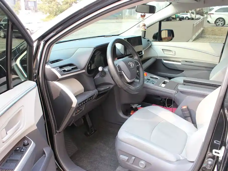 Toyota Granvia 2024 2.5L Hybrid Comfort фото 12
