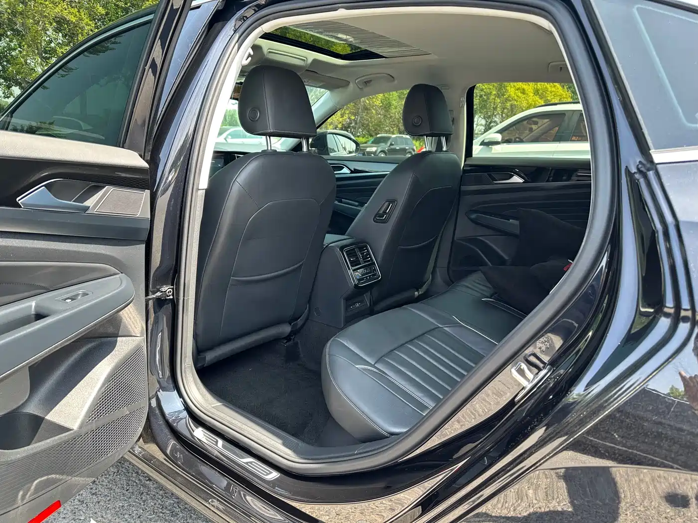 Volkswagen Passat 2023 280TSI Elite Edition фото 9