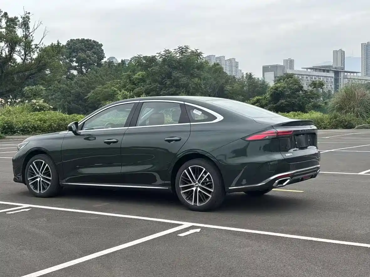 Фото 12 - Geely Emgrand