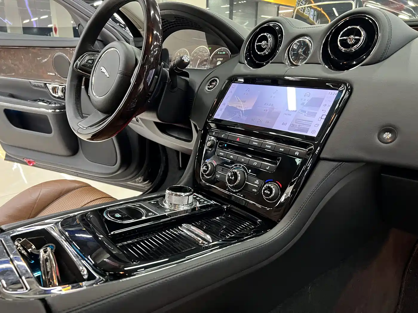Jaguar XJ 2014 XJL 3.0 SC 4WD Premium Business Edition фото 10