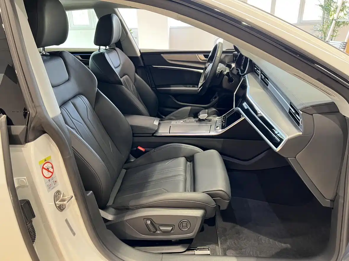 Audi A7 2023 Model 45 TFSI Premium Selection Edition фото 10