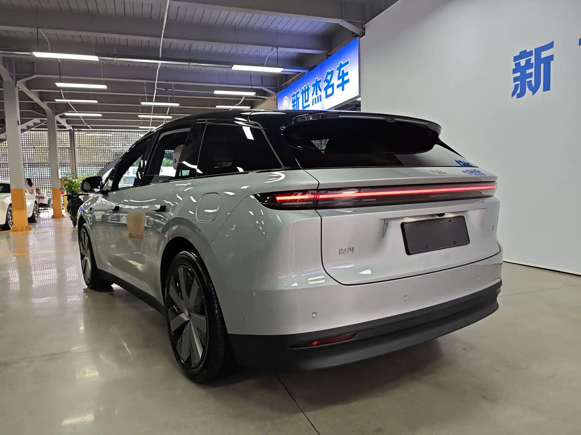 Фото 17 - Li Auto i6