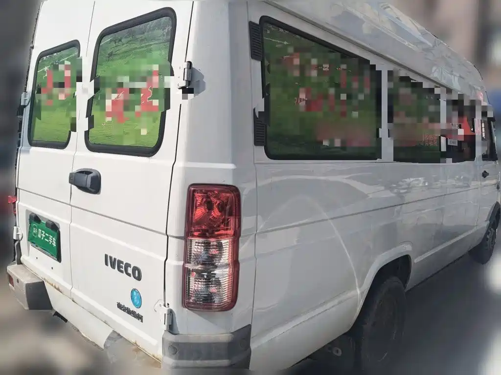 Iveco Daily 2021 2020 2.5T A40 Bus Dual Tire Medium Roof 5-9 Seater China VI