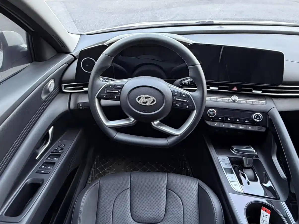 Hyundai Elantra 2023 Model 1.5L CVT LUX Premium Edition фото 12