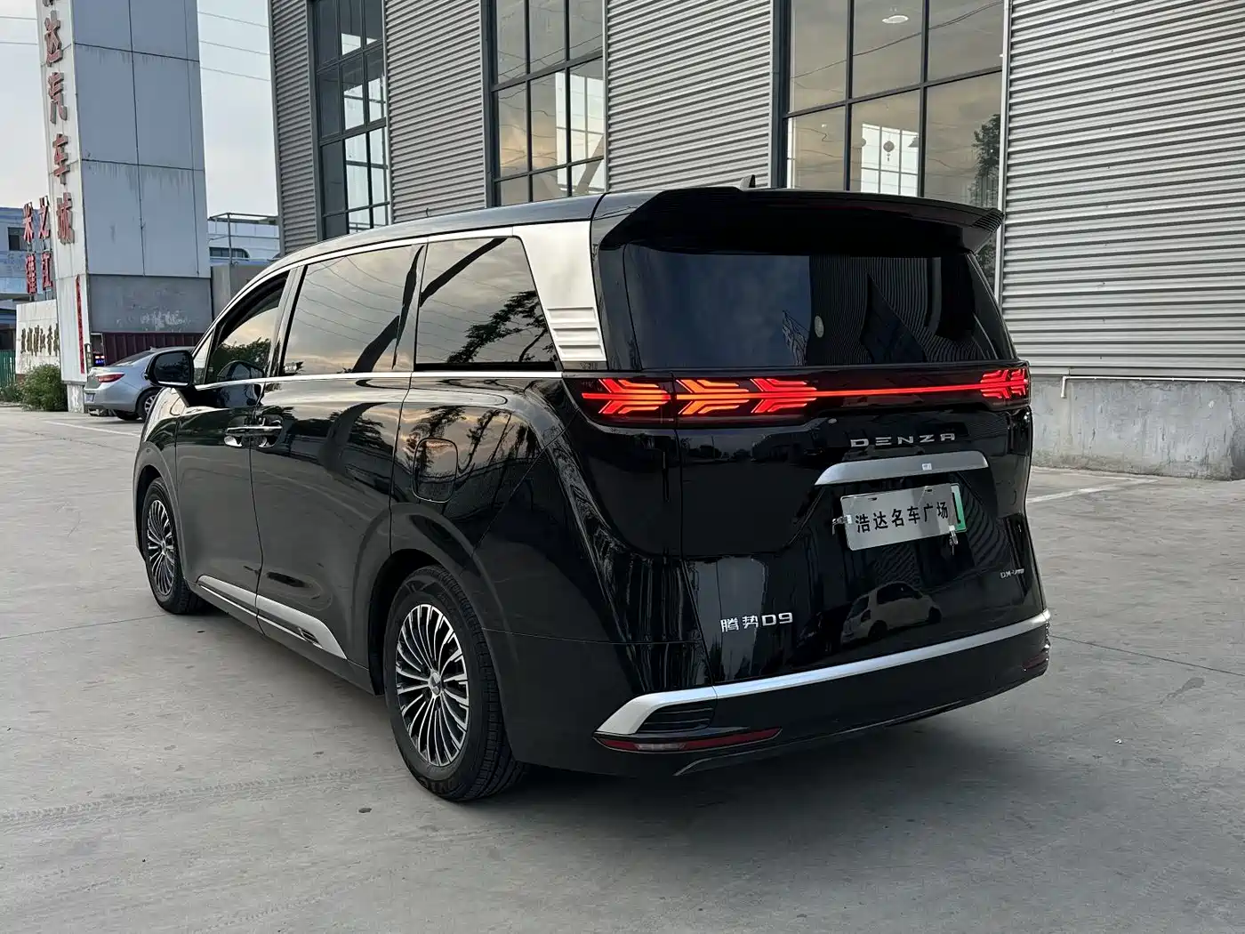 Denza D9 2024 DM-i 980 AWD Prestige фото 11