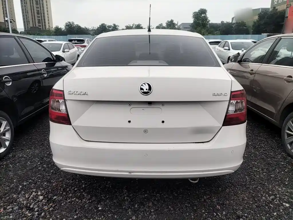 Škoda Rapid 2016 1.6L Manual Pioneer Edition фото 6