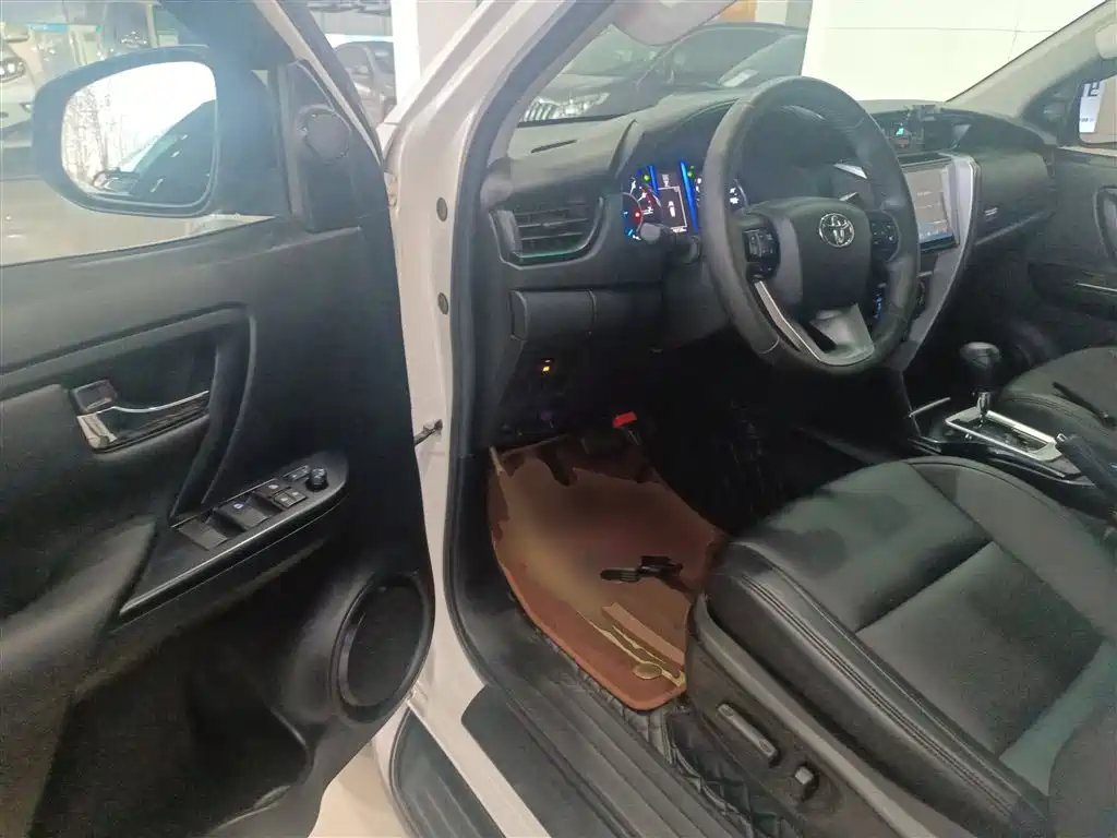 Toyota Fortuner 2016 2.7L Middle East Edition фото 16