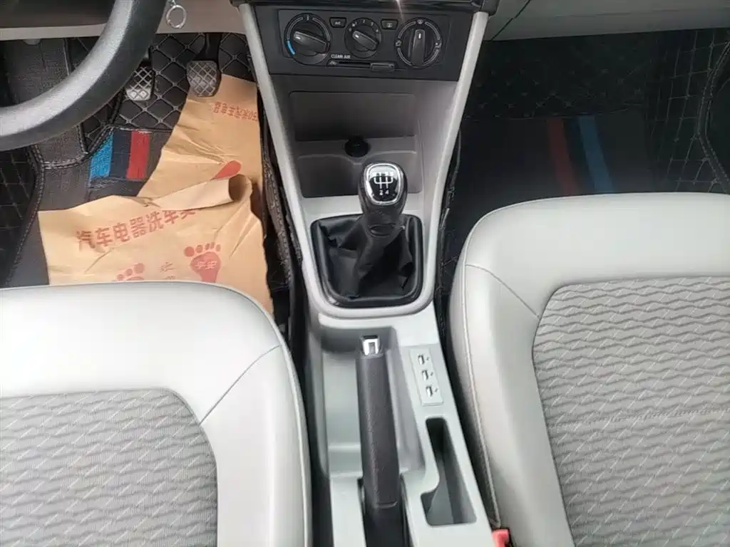 Škoda Rapid 2016 1.6L Manual Pioneer Edition фото 14