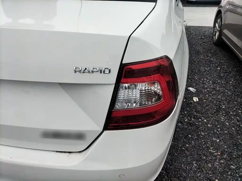 Škoda Rapid 2016 1.6L Manual Pioneer Edition фото 8
