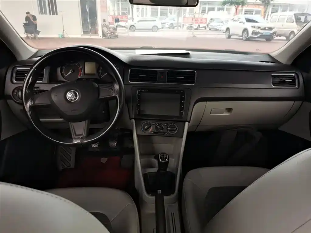Škoda Rapid 2016 1.6L Manual Pioneer Edition фото 10