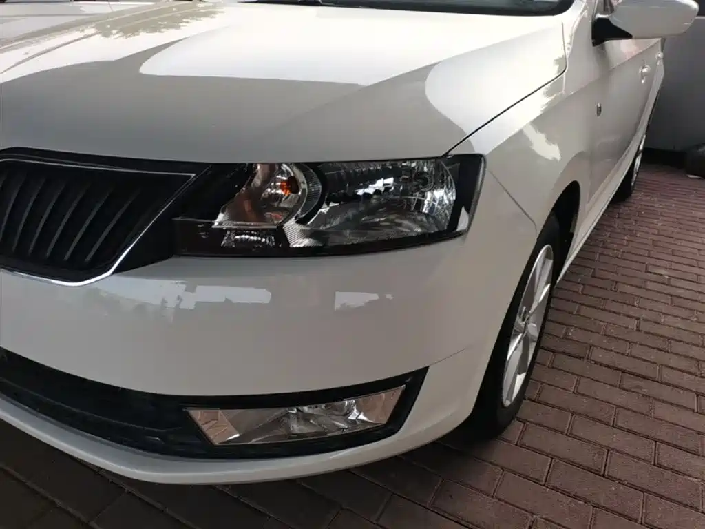 Škoda Rapid 2016 1.6L Manual Pioneer Edition фото 24